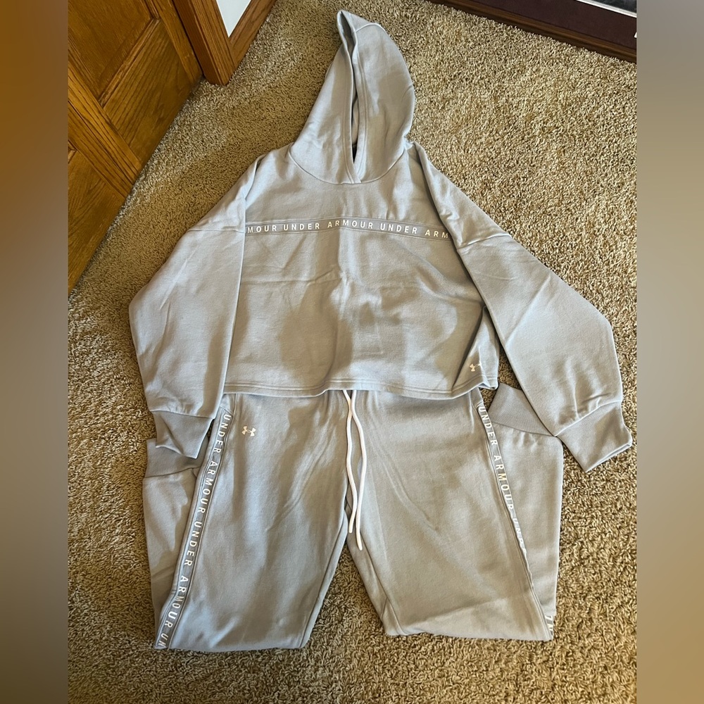 NWT Light Grey Under Armour Women’s Set - size Medium
